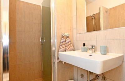 Poreč, okolica, kuća sa bazenom i apartmanom 32
