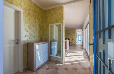 Prostrana vila sa tri apartmana, bazenom i prekrasnom okućnicom 20