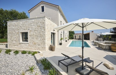 Prekrasna nova vila sa prostranom okućnicom 42