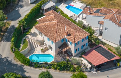 Istra, Poreč - Kuća s bazenom i dva odvojena stana 4 km od mora