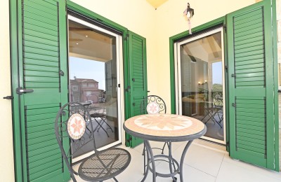 Poreč, okolica, kuća sa bazenom i apartmanom 22