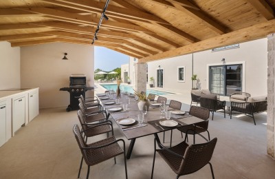 Prekrasna nova vila sa prostranom okućnicom 32