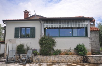 Prizemnica sa 2 spavaće sobe, bazenom i garažom, na mirnoj lokaciji nedaleko od Poreča 27