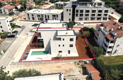 Poreč, Luksuzna kuća s bazenom i pogledom na more!