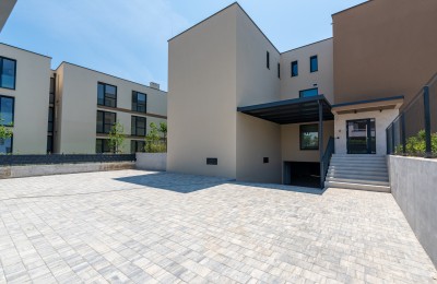 Stan u Novigradu u luksuznoj zgradi, 1. kat, 82,7m2, parking, bazen 15