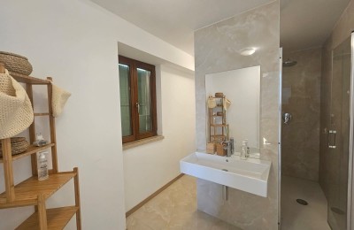 Renovirana kamena kuća na tri etaže u Funtani 11