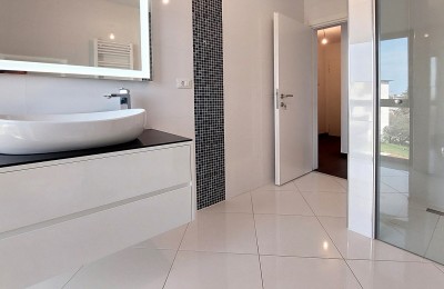 Poreč, stan od 78m2, 2 spavaće sobe, pogled more, sa garažom , blizina grada i plaže 16