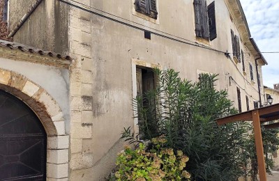 Istra, Poreč okolica – Kamena kuća za potpunu renovaciju u centru mjesta