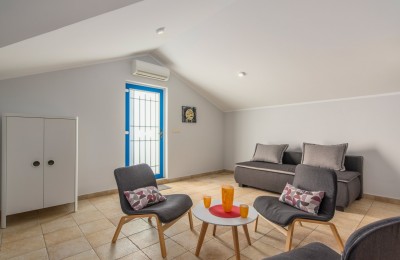Prostrana vila sa tri apartmana, bazenom i prekrasnom okućnicom 34