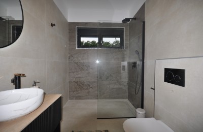 Haus mit Swimmingpool am Dorfrand mit Blick auf den Wald 19