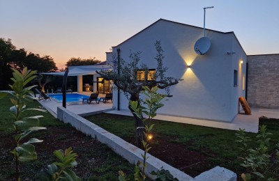 Haus mit Swimmingpool am Dorfrand mit Blick auf den Wald 24