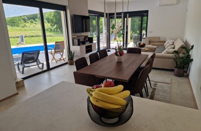 Haus mit Swimmingpool am Dorfrand mit Blick auf den Wald 11