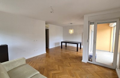 Parenzo, centro - appartamento con due camere da letto - 300 m dal mare 3