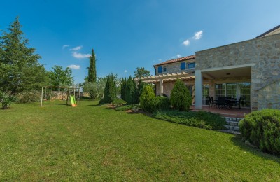 Prostrana vila sa tri apartmana, bazenom i prekrasnom okućnicom 4