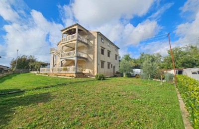 Odlična lokacija, kuća sa tri stana za renovaciju i građevinskim zemljištem!!!