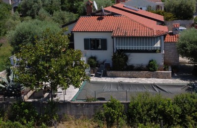 Prizemnica sa 2 spavaće sobe, bazenom i garažom, na mirnoj lokaciji nedaleko od Poreča 43