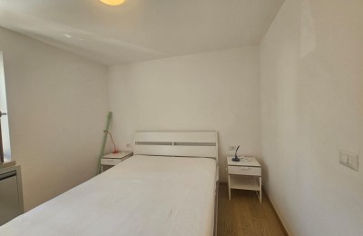 Renovirana kamena kuća na tri etaže u Funtani 6