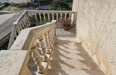 Odlična lokacija, kuća sa tri stana za renovaciju i građevinskim zemljištem!!! 11