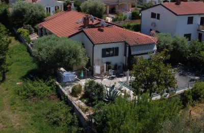 Prizemnica sa 2 spavaće sobe, bazenom i garažom, na mirnoj lokaciji nedaleko od Poreča 42