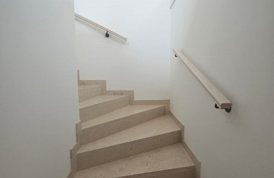 Renovirana kamena kuća na tri etaže u Funtani 12