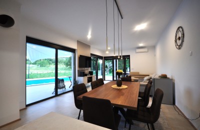 Haus mit Swimmingpool am Dorfrand mit Blick auf den Wald 9