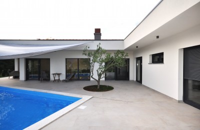 Haus mit Swimmingpool am Dorfrand mit Blick auf den Wald 4