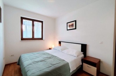Istra, stan Novigrad – dva apartmana na 1. katu, terasa s kaminom, bazen i parking 12