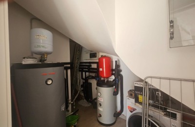 Renovirana kamena kuća na tri etaže u Funtani 13
