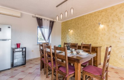 Prostrana vila sa tri apartmana, bazenom i prekrasnom okućnicom 12