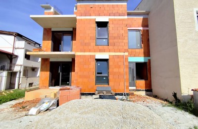 Istra, Funtana – dvosoban stan u novogradnji, natkrivena terasa, 500 m od mora - u izgradnji