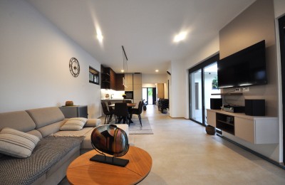 Haus mit Swimmingpool am Dorfrand mit Blick auf den Wald 7