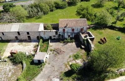 Istra, območje Poreča - Tradicionalna kamnita hiša za prenovo s pogledom na morje