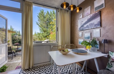 Stan u prizemlju sa dvorištem, dvije spavaće sobe i namješten