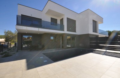 Opremljen stan u prizemlju, sa bazenom i tri spavaće sobe!!!