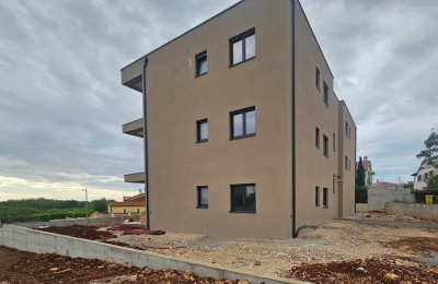 Stan u prizemlju sa dvije spavaće sobe i velikim dvorištem - u izgradnji