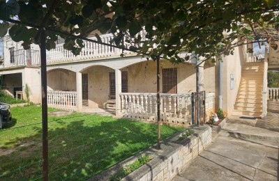 Odlična lokacija, kuća sa tri stana za renovaciju i građevinskim zemljištem!!!