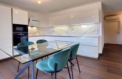 Poreč, stan od 78m2, 2 spavaće sobe, pogled more, sa garažom , blizina grada i plaže