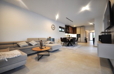 Haus mit Swimmingpool am Dorfrand mit Blick auf den Wald 8