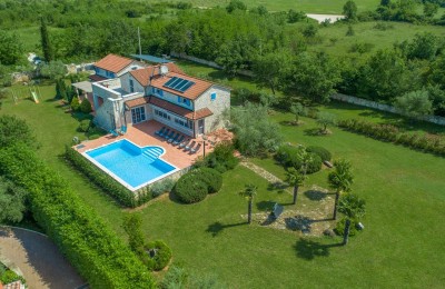 Prostrana vila sa tri apartmana, bazenom i prekrasnom okućnicom