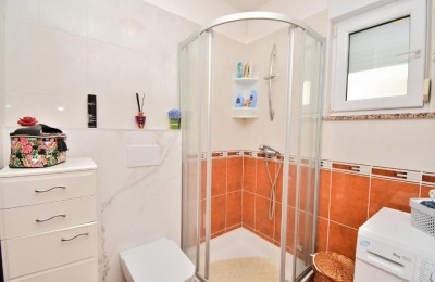 Stan sa dvije spavaće sobe i dvorištem od 190m2, 1200m od mora 14