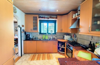 Prizemnica sa 2 spavaće sobe, bazenom i garažom, na mirnoj lokaciji nedaleko od Poreča 10