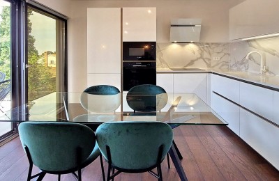 Poreč, stan od 78m2, 2 spavaće sobe, pogled more, sa garažom , blizina grada i plaže