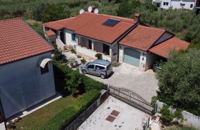 Prizemnica sa 2 spavaće sobe, bazenom i garažom, na mirnoj lokaciji nedaleko od Poreča 44
