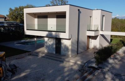 Moderna hiša v bližini mesta Poreč in morja - v fazi gradnje
