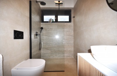 Haus mit Swimmingpool am Dorfrand mit Blick auf den Wald 13