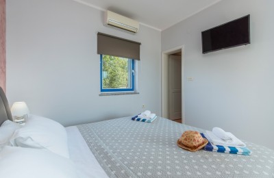 Prostrana vila sa tri apartmana, bazenom i prekrasnom okućnicom 28