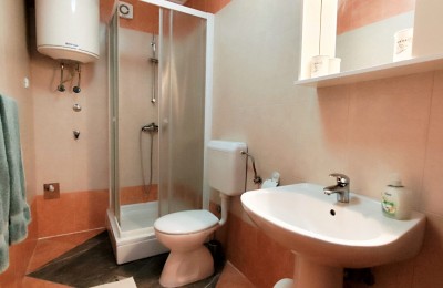 Istra, stan Novigrad – dva apartmana na 1. katu, terasa s kaminom, bazen i parking 10