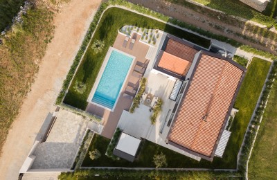 Predivna i kvalitetno izgrađena vila, u mirnom malom mjestu 34