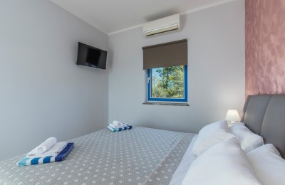 Prostrana vila sa tri apartmana, bazenom i prekrasnom okućnicom 22