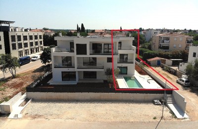 Poreč, Luksuzna kuća s bazenom i pogledom na more!